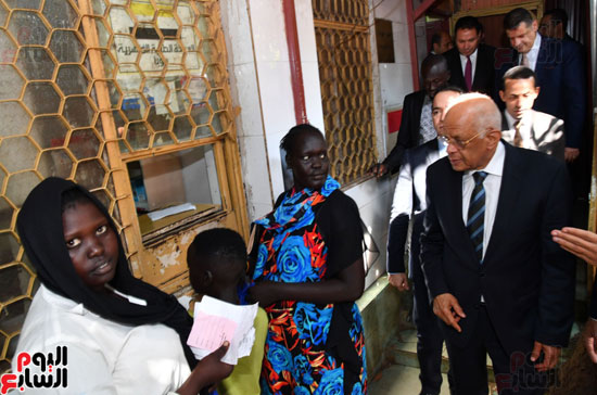 رئيس البرلمان يختتم زيارته لجنوب السودان بزيارة العيادة المصرية بجوبا (5)