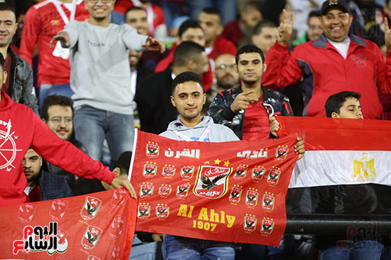 الجماهير ترفع أعلام مصر في مباراة الهلال (2)