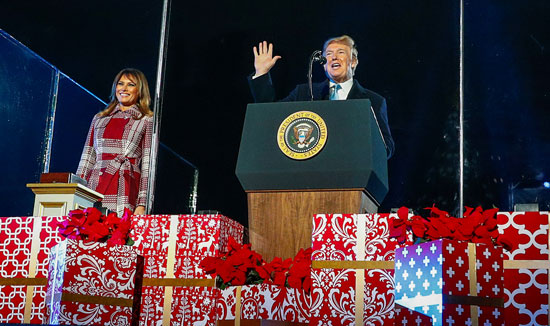 ترامب يلقى كلمة أثناء إضاءة شجرة الكريسماس