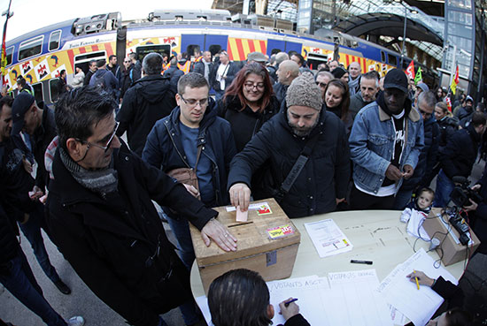اضراب عمال النقل فى فرنسا