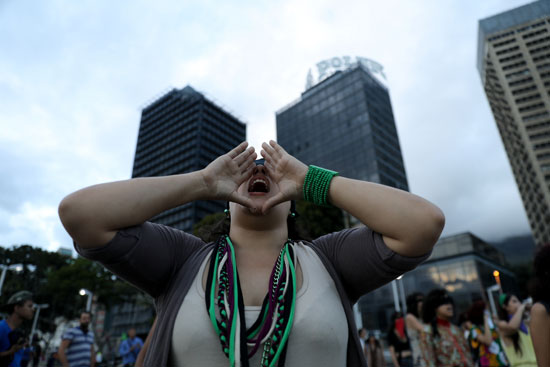 امرأة تصرخ بشعارات أثناء مظاهرة مناهضة للعنف ضد المرأة