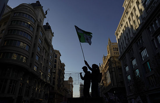 نشطاء يرفعةن العلم الاسبانى خلال مظاهرات ضد تغير المناخ بمدريد