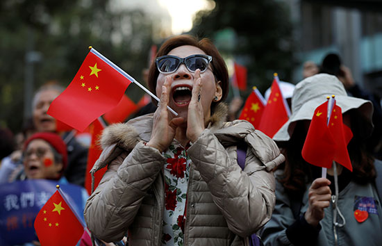 سيدة تهتف للصين خلال المسيرة