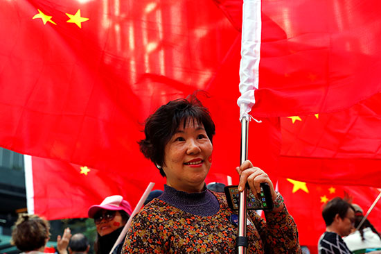 سيدة من هونج كونج مؤيدة للصين