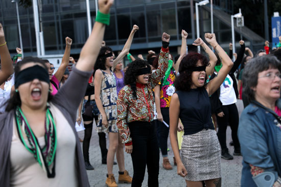 نساء  يشاركن في مظاهرة مناهضة للعنف ضد المرأة