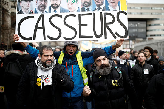 المتظاهرون يهتفون احتجاجا على الاوضاع المعيشبة فى فرنسا