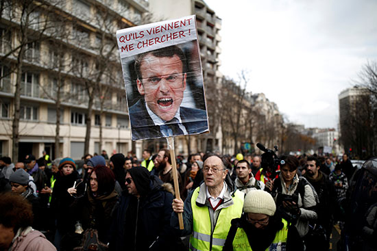 اصحاب السترات الصفراء يرفعون صور الرئيس الفرنسى خلال احتجاجاتهم