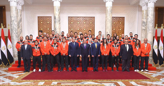 الرئيس عبد الفتاح السيسي مع المنتخب الأوليمبى (9)