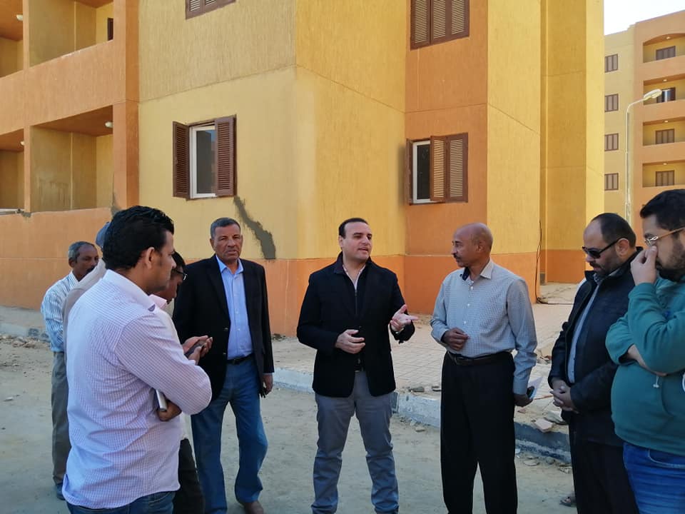 نائب محافظ الأقصر يقود جولة لتفقد محطة الصرف الصحي وإسكان الشباب بمدينة الطود (1)