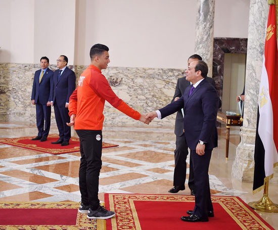 الرئيس عبد الفتاح السيسي مع المنتخب الأوليمبى (1)