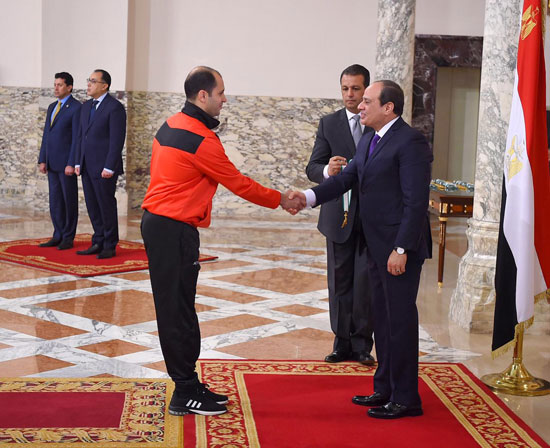 الرئيس عبد الفتاح السيسي مع المنتخب الأوليمبى (2)