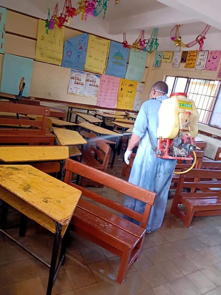 تطهير فصول مدرسة دجوى الابتدائية ببنها بعد وفاة طالبة  (5)