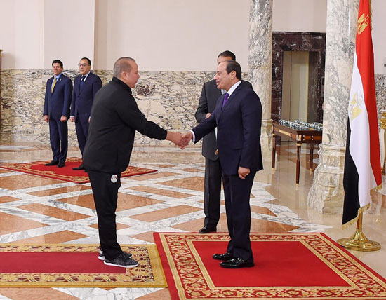 الرئيس عبد الفتاح السيسي مع المنتخب الأوليمبى (5)