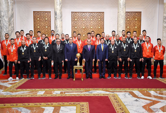 الرئيس عبد الفتاح السيسي مع المنتخب الأوليمبى (15)