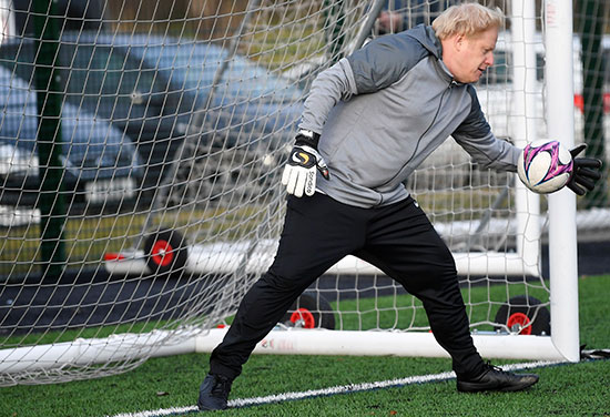 يحاول رئيس الوزراء البريطاني إنقاذ أحد الأهداف خلال مباراة