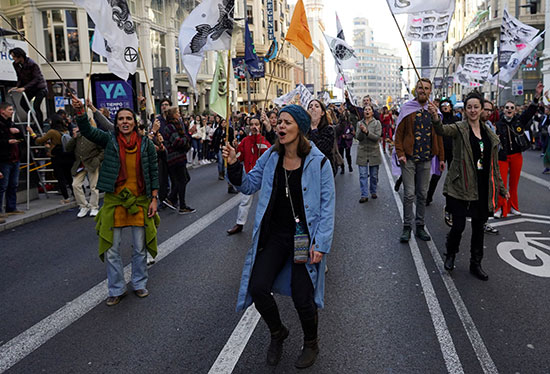 نشطاء يتظاهرون فى مدريد بالتزامن مع قمة المناخ بأسبانيا