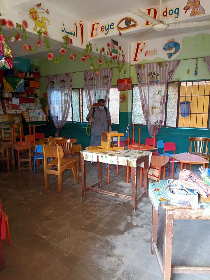تطهير فصول مدرسة دجوى الابتدائية ببنها بعد وفاة طالبة  (1)