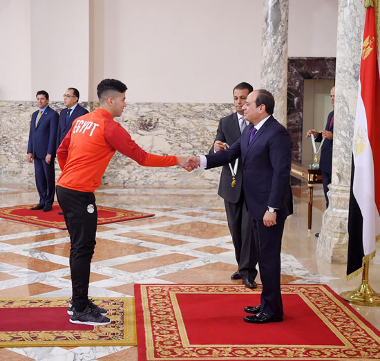 الرئيس عبد الفتاح السيسي مع المنتخب الأوليمبى (4)