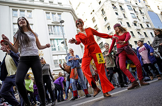 نشطاء من حركة انقراض التمرد يحضرون مظاهرة تغير المناخ في مدريد
