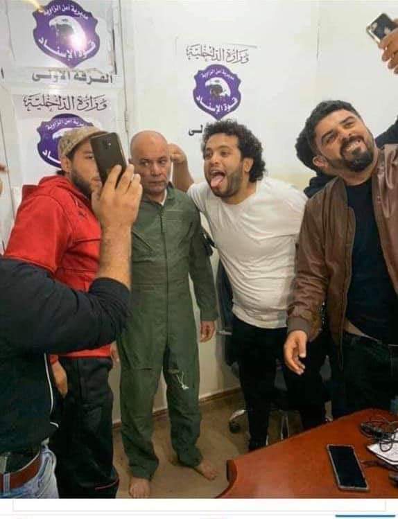الفار يخرج لسانه فى أحد مكاتب تابعة لـ الداخلية الليبية رغم علاقته بالدواعش