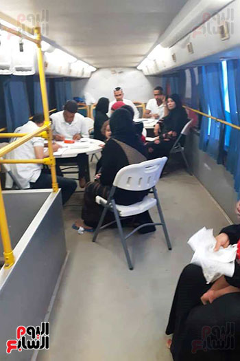 فريق العمل بحافلة وزارة الصحة ثنائية الدور جابت كافة أنحاء مدن الأقصر