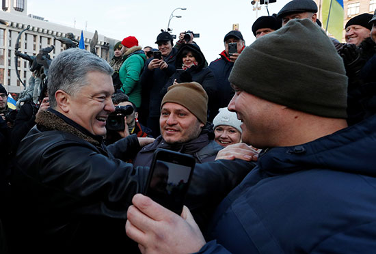 الرئيس بورشنكو خلال التظاهرات