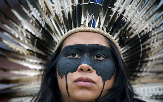 السكان الأصليون والناشطون يحتجون فى مقر ريبسول حيث تعقد قمة المناخ COP25