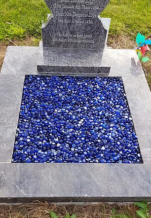 قبر الطفل البريطانى قبل سرقة أحجارة الزرقاء