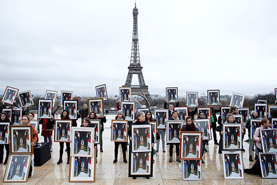 نشطاء المناخ الفرنسيون يحتجون فى باريس