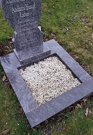 قبر الطفل البريطانى بعد سرقة أحجاره الزرقاء