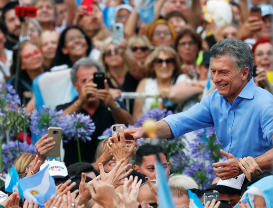 الرئيس الأرجنتيني السابق ماوريسيو ماكرى بين مؤيديه