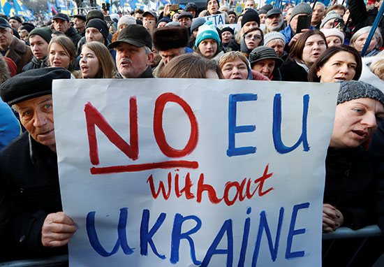 لافتات مناهضة للقاء الرئيس الأوكرانى مع نظيره الروسى