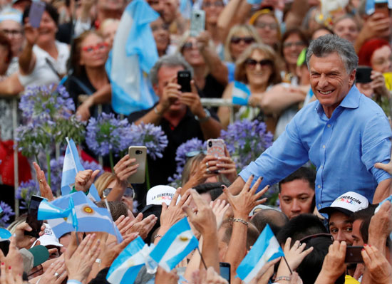 الرئيس الأرجنتيني السابق ماوريسيو ماكرى وسط مؤيديه أمام القصر الرئاسى