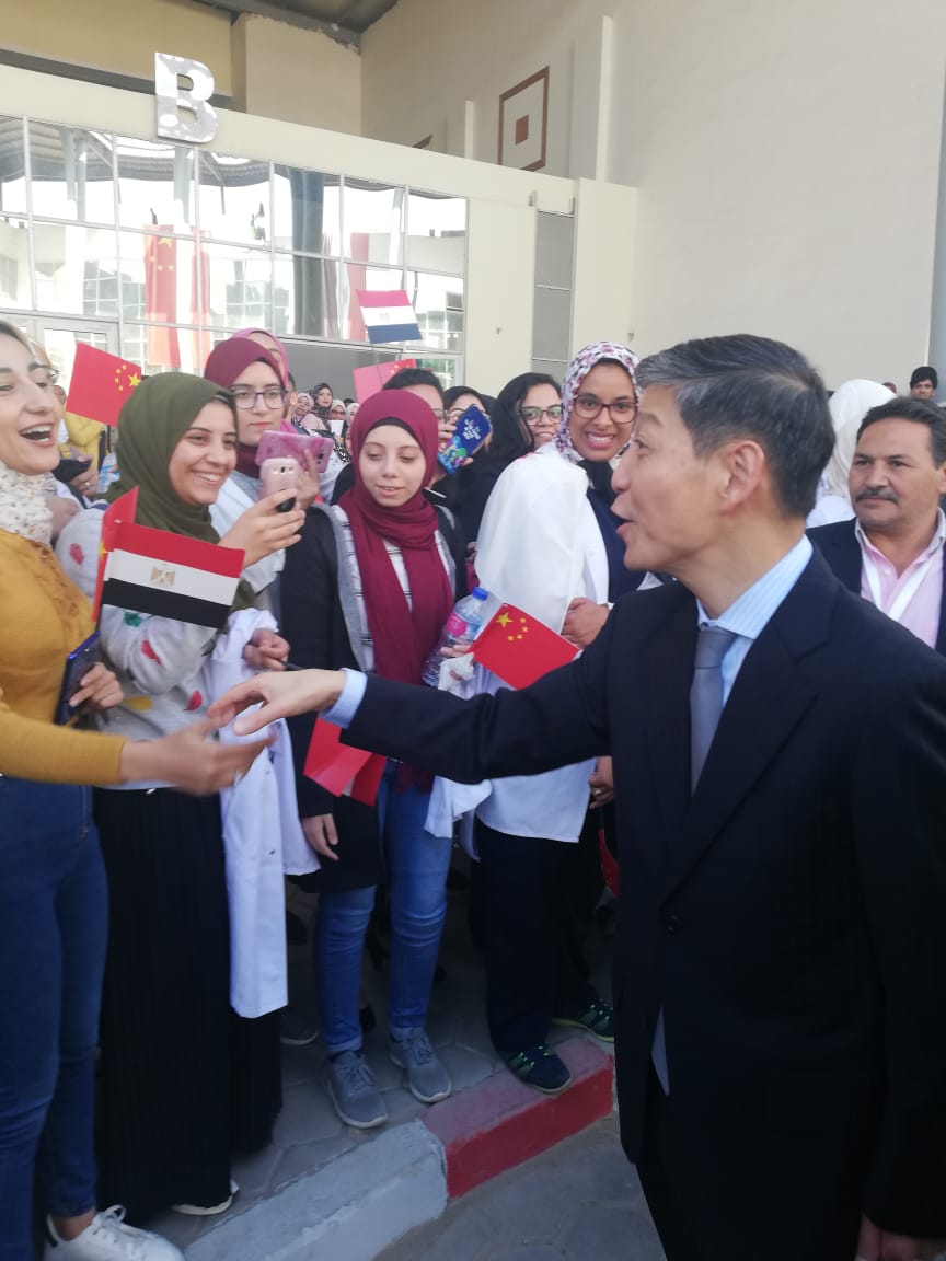 السفير الصينى يشيد بمستوى طلاب الجامعة المصرية الصينية (1)