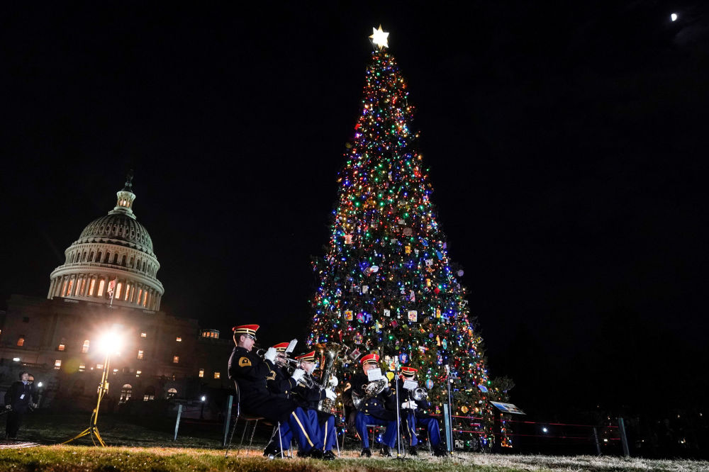 مراسم إضاءة شجرة عيد الميلاد  التي أحضرت من جابة كارسون الوطنية في نيو مكسيكو  إلى كابيتول في واشنطن  2019