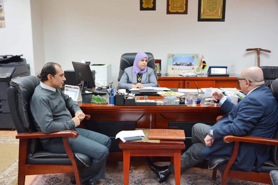 رئيس قطاع التخطيط بوزارة الموارد المائية والرى مع رئيس محكمة إستئناف القاهرة  (3)