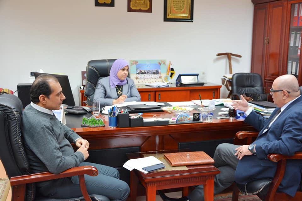 رئيس قطاع التخطيط بوزارة الموارد المائية والرى مع رئيس محكمة إستئناف القاهرة  (2)