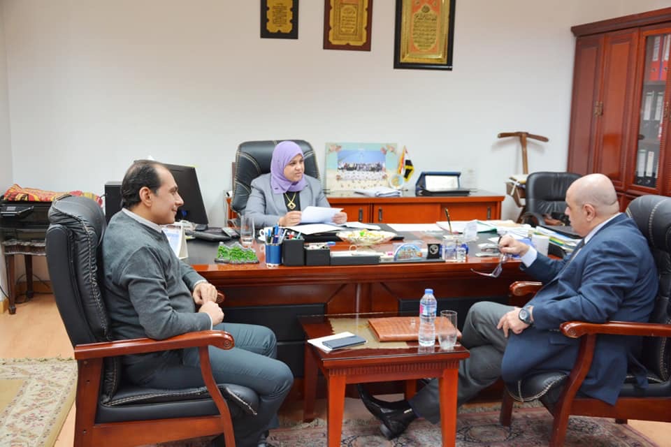 رئيس قطاع التخطيط بوزارة الموارد المائية والرى مع رئيس محكمة إستئناف القاهرة  (1)
