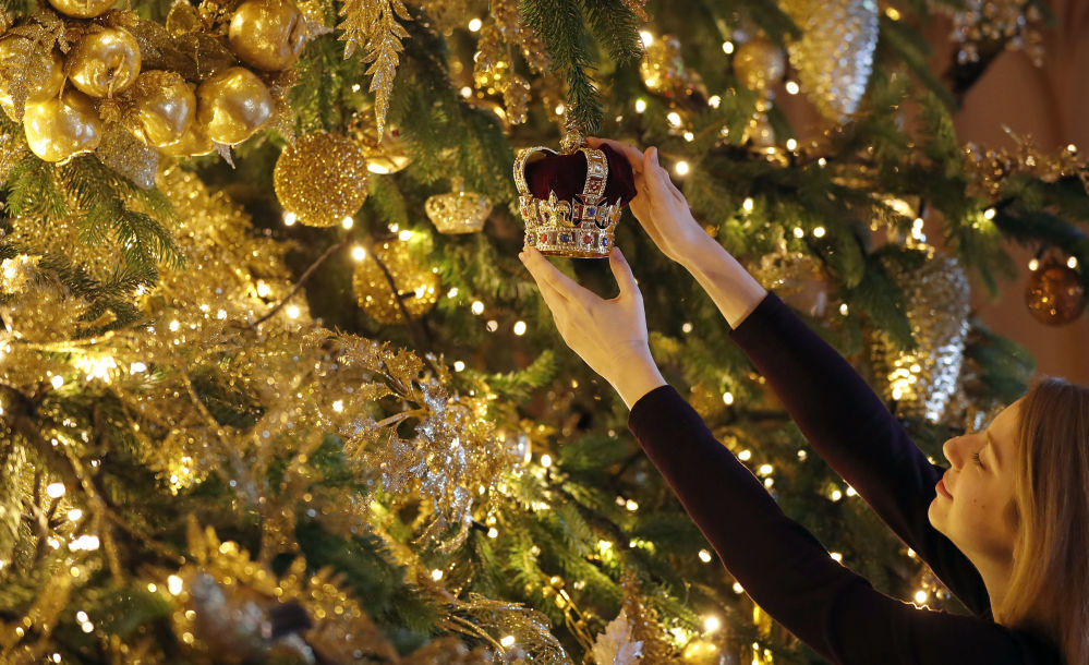 شجرة عيد الميلاد زينتها من الذهب في قلعة وندسور إنجلترا 2018