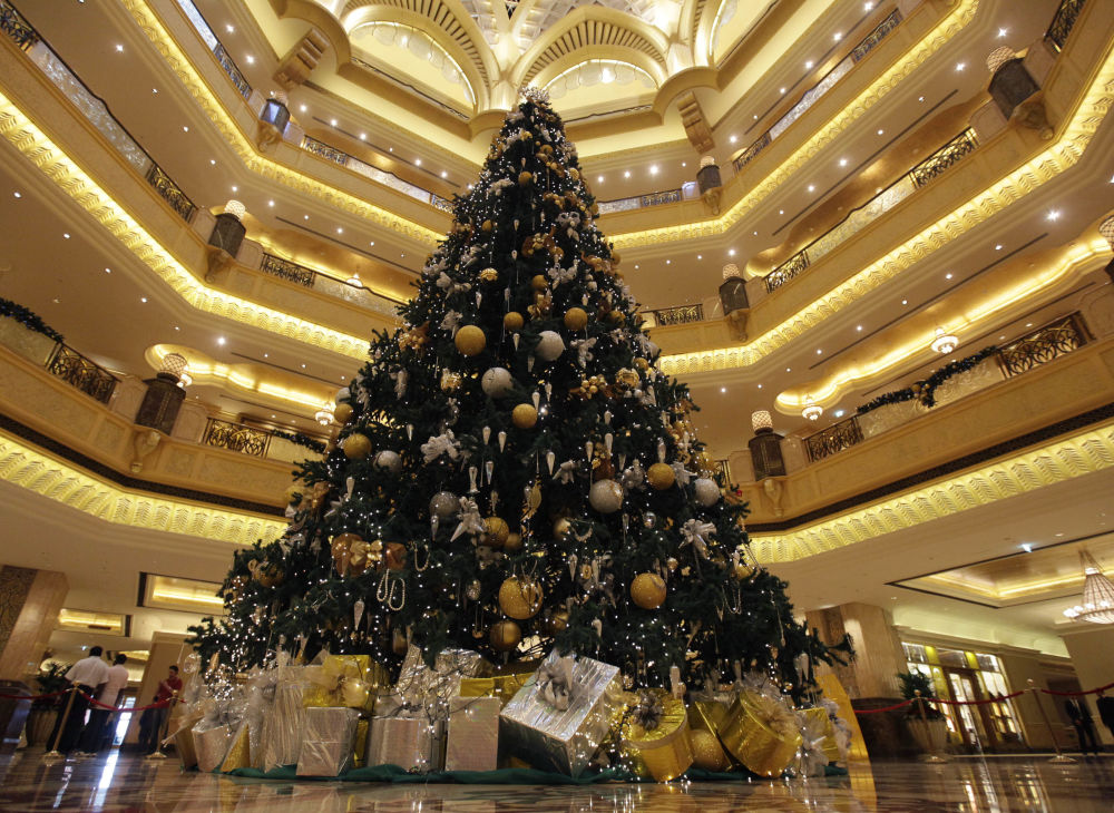 شجرة عيد الميلاد مزينة بمجوهرات ثمينة تقدر بسعر11 مليون دولار، في بهو فندق قصر الإمارات في أبو ظبي  2010