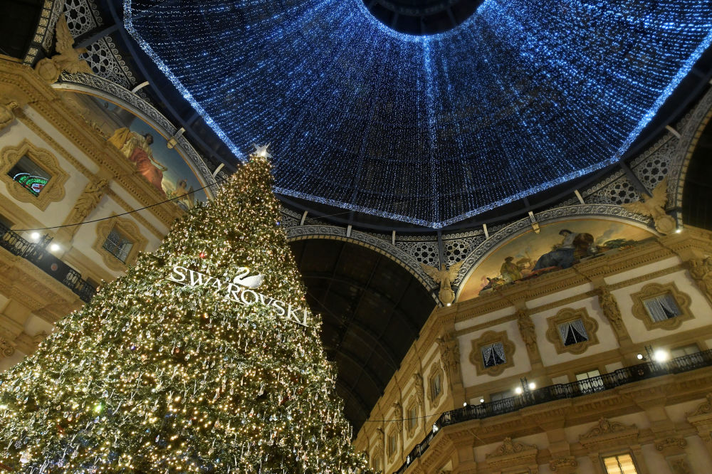 شجرة عيد الميلاد مزينة بكريستال سواروفسكي في متجر  اليريا فيتوريو إيمانويل الثاني  في ميلانو  بإيطاليا 2019