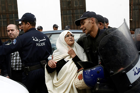 تدخلات لرجال الأمن مع المحتجين ضد الإنتخابات الجزائرية