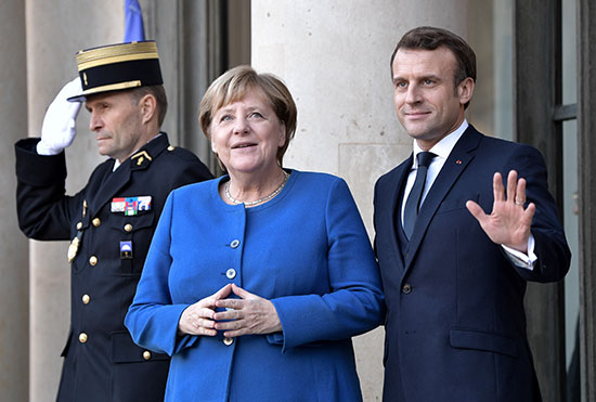 خلال إستقبال رئيس فرنسا لمستشارة ألمانيا
