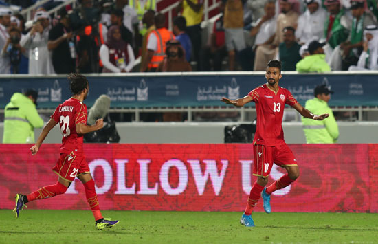 فرحة لاعبى البحرين ضد السعودية