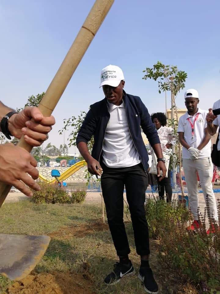 متطوعو الاتحاد الافريقى يزرعون 100 شجرة بمنتدى 15 مايو (29)