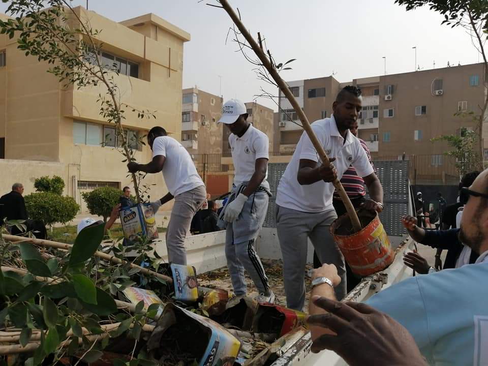 متطوعو الاتحاد الافريقى يزرعون 100 شجرة بمنتدى 15 مايو (17)