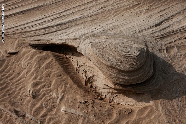 الكثبان الأحفورية تزين صحراء أبوظبى