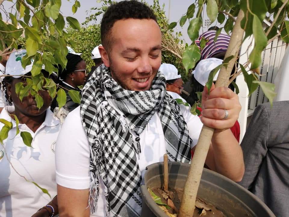 متطوعو الاتحاد الافريقى يزرعون 100 شجرة بمنتدى 15 مايو (6)