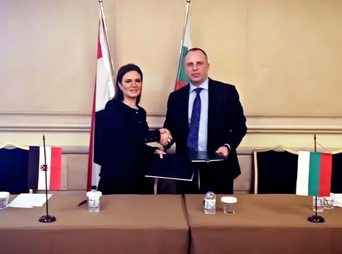 وزيرة الاستثمار توقع بروتوكول مع بلغاريا