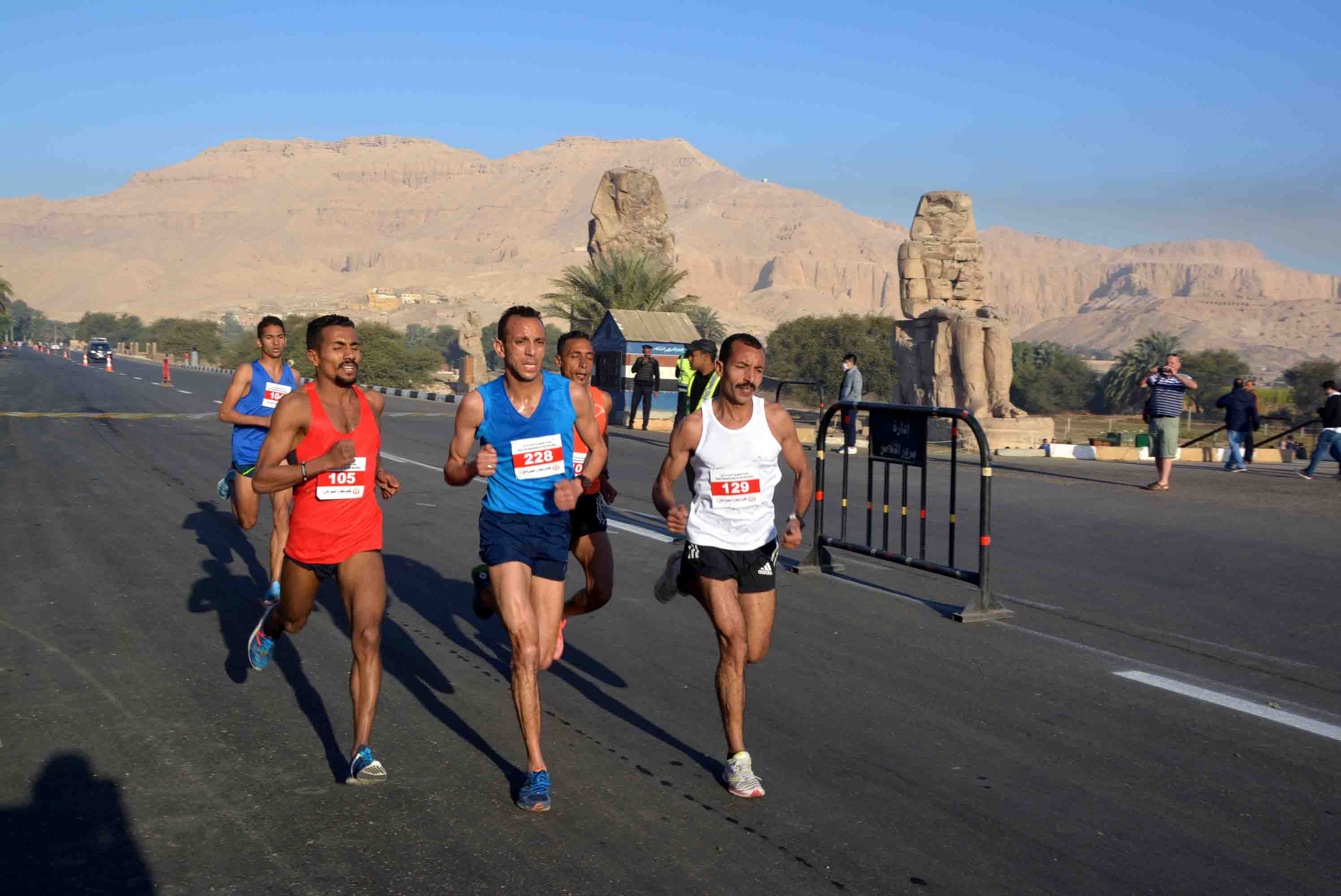 رئيس مدينة الأقصر يشهد فعاليات بطولة الجمهورية للنصف ماراثون تحت شعار مصر أمان (3)